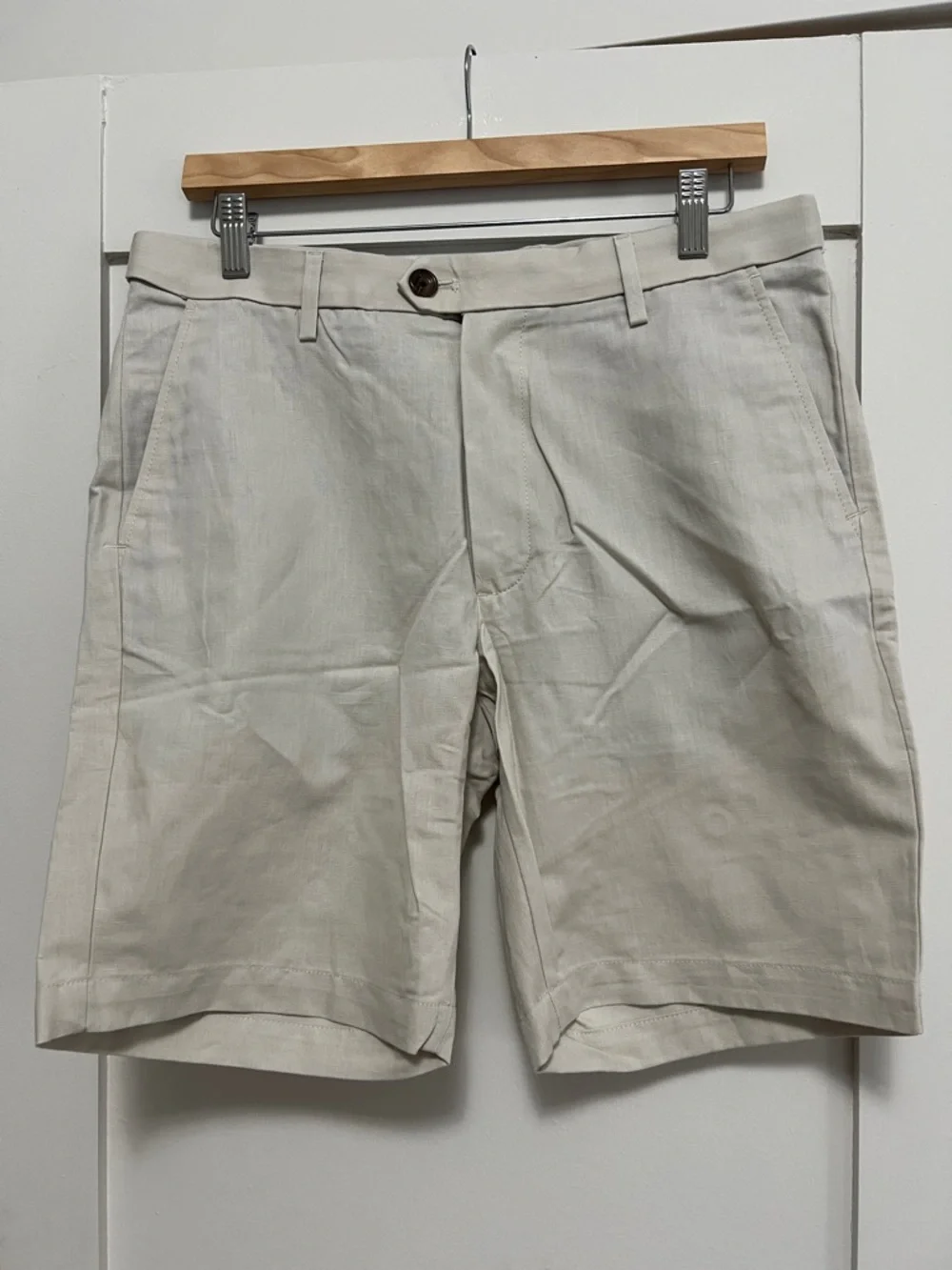 Charles Tyrwhitt Cream Flat-Front Men's Shorts - Picture 1 of 3